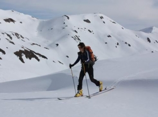 esquiadora en la nieve